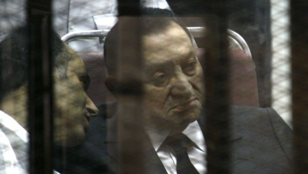 Condenan a tres años de prisión al expresidente egipcio Hosni Mubarak
